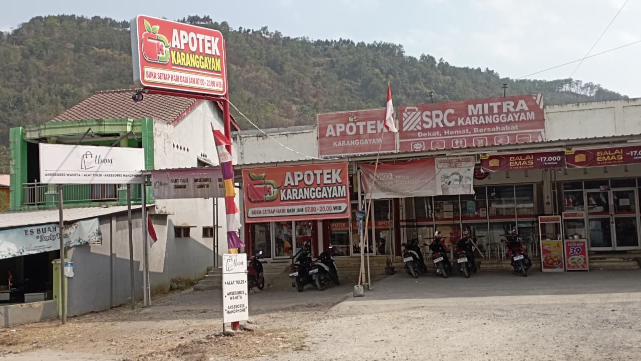 Bagian depan Apotek Karanggayam
